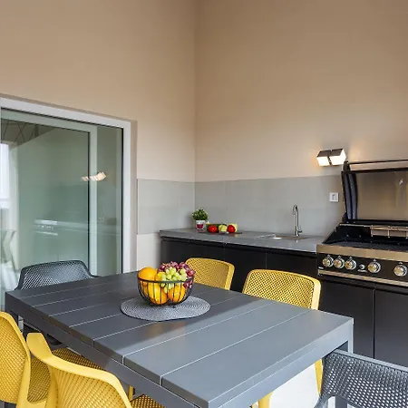Apartment Traumhaftes Nur 100 Meter Zum Mit Whirlpool, Meerblick, Bbq Medulin