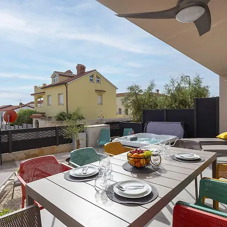 Traumhaftes Nur 100 Meter Zum Mit Whirlpool, Meerblick, Bbq * Medulin